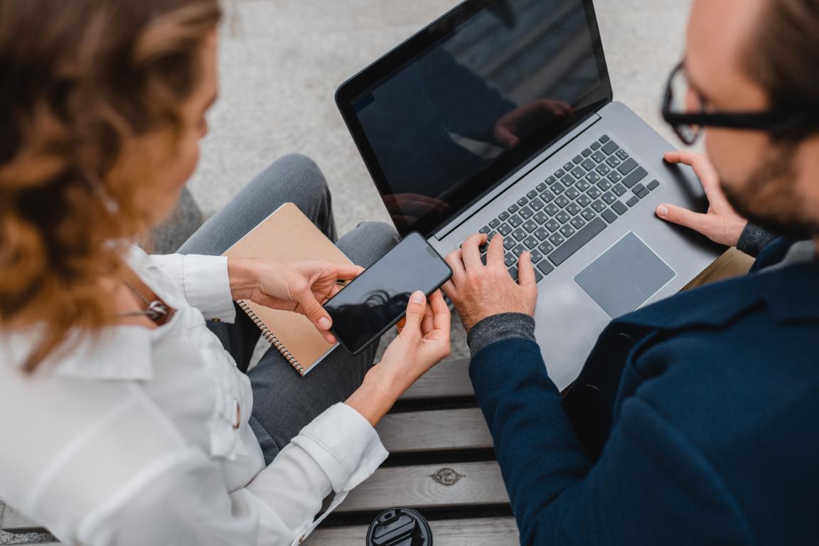 Nő és férfi közösen dolgozik a marketingfeladatokon technológia segítségével