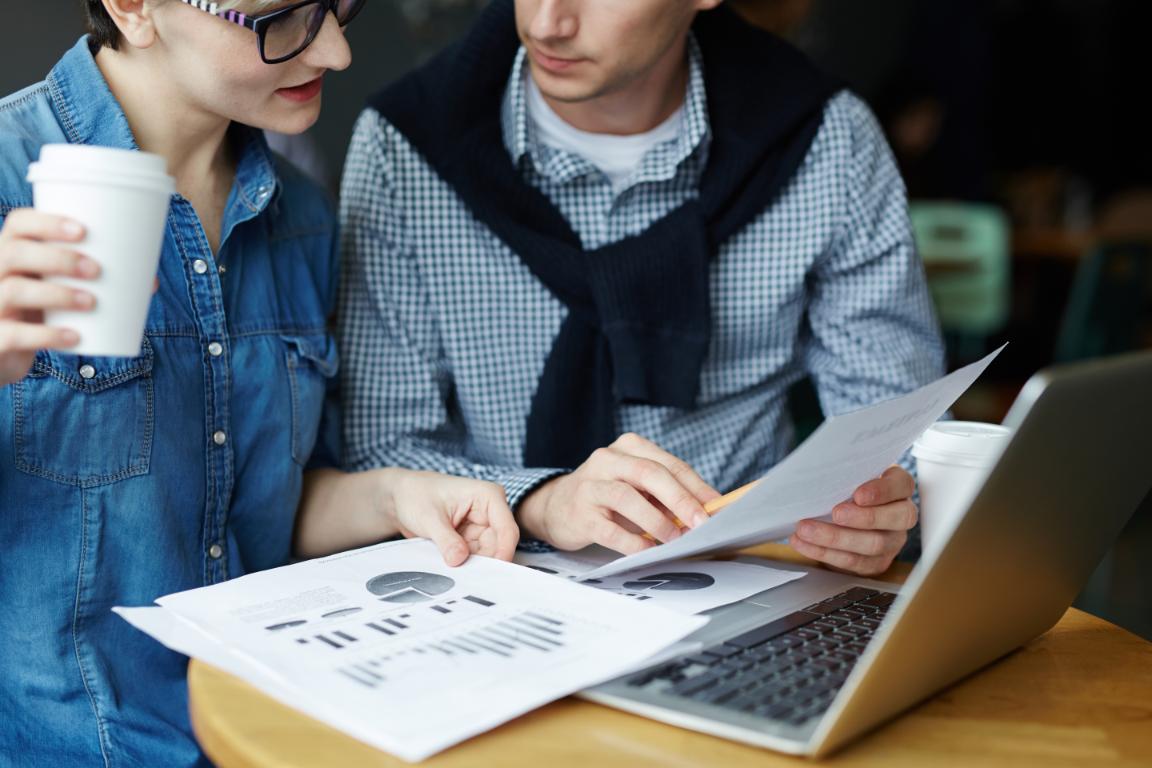 Szakemberek riportokat és marketingeredményeket beszélnek át az auditoldalon.