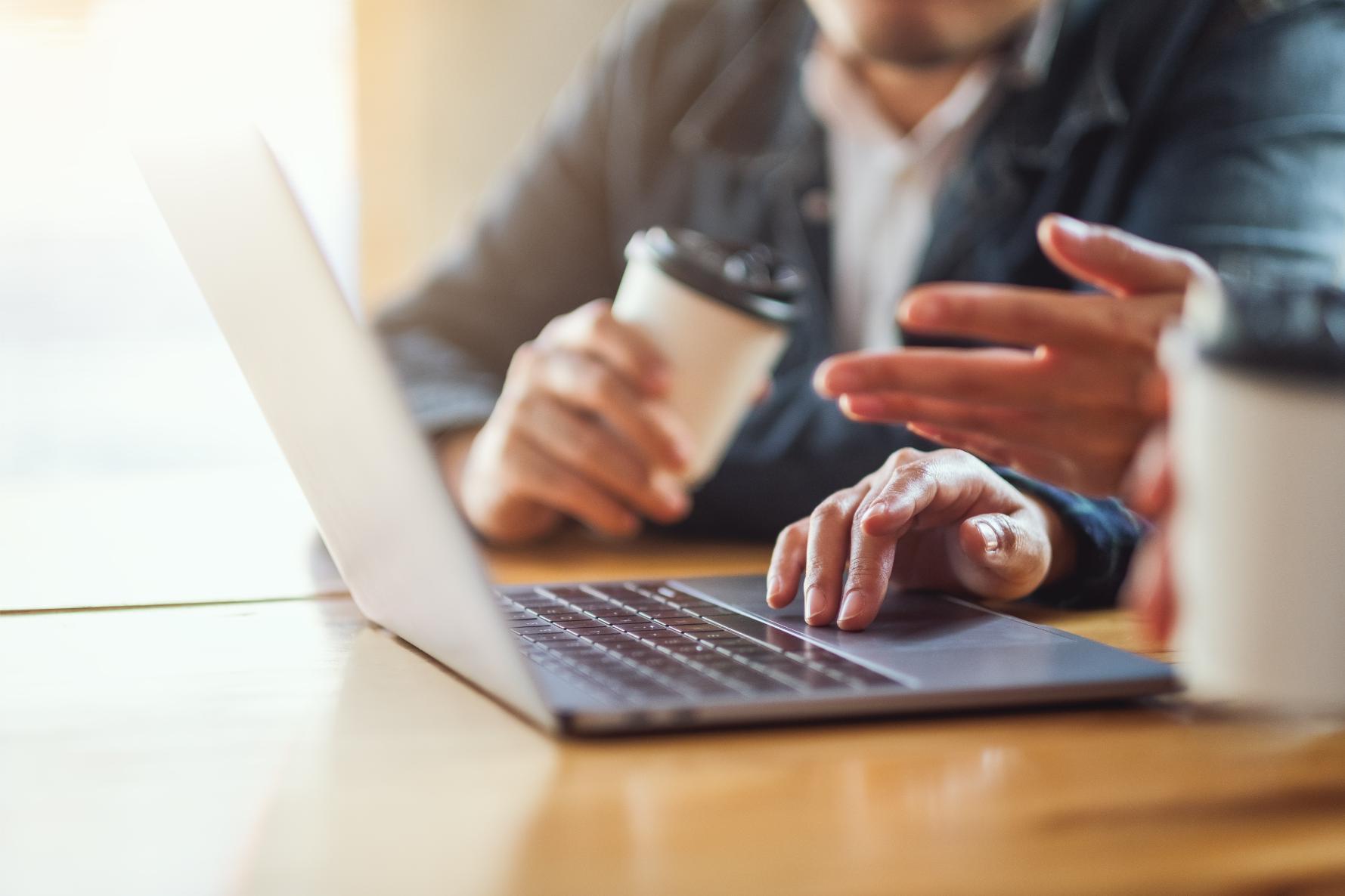 Online marketing csapat közösen egyeztet egy projektről