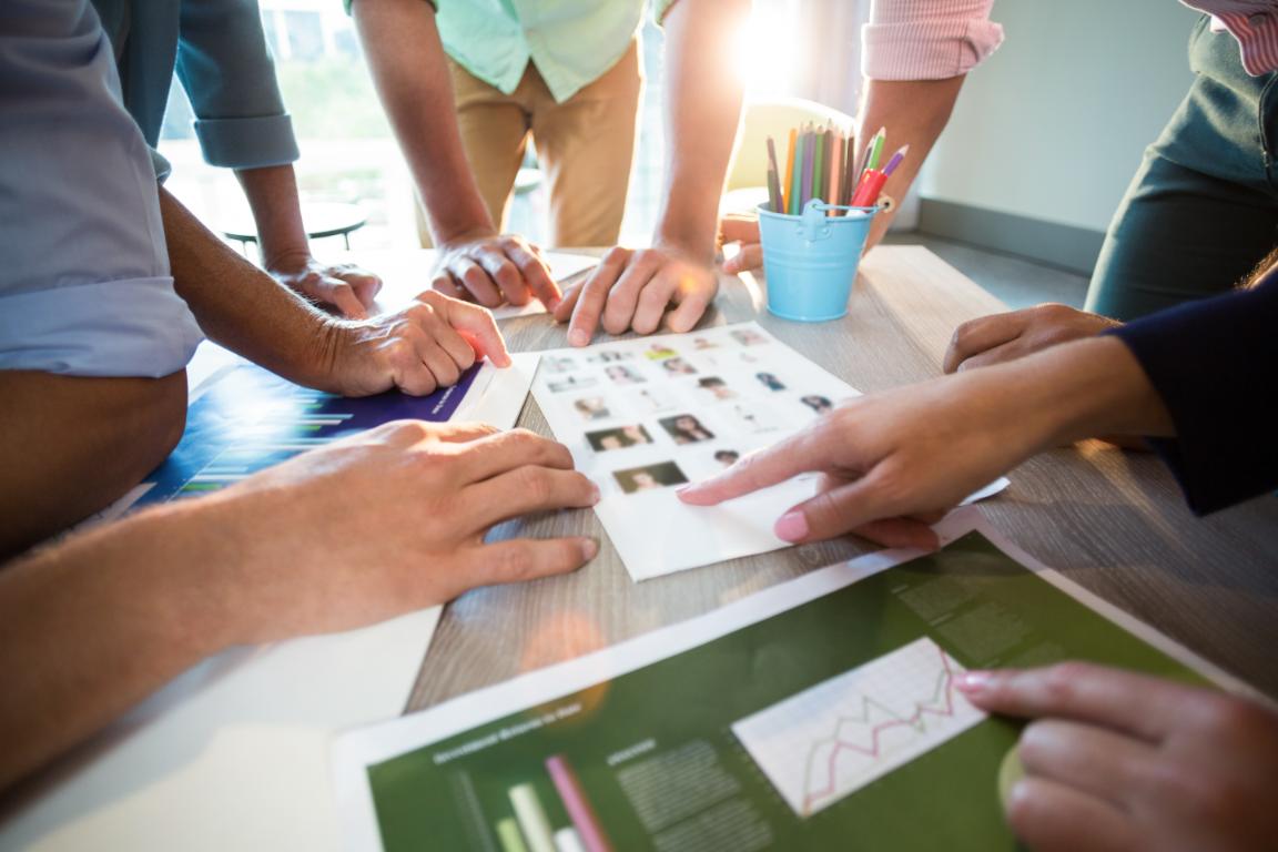 Marketingcsapat grafikonokat és adatokat elemez egy megbeszélésen